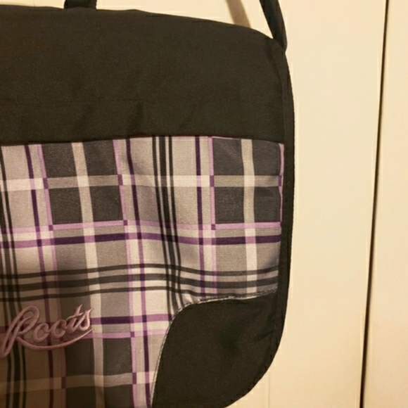 Roots Crossbody Organizer Bag Lavender Black Water Bottle Side Pouch Computer - Picture 6 of 12